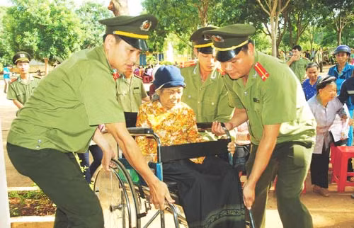 Ngay từ sáng sớm, hàng trăm cụ già được các cán bộ, chiến sỹ ân cần dìu dắt, hướng dẫn vào khám bệnh.