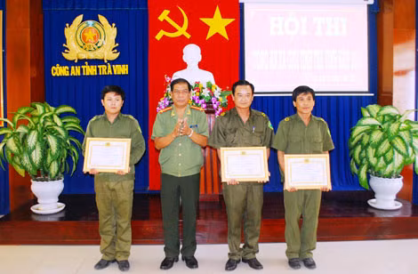 Đại tá Kiên Rịnh, Phó giám đốc Công an tỉnh trao khen cho 3 đội có thành tích xuất sắc nhất.