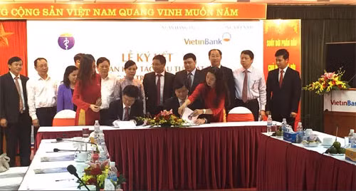 Thứ trưởng Bộ Y tế Phạm Lê Tuấn và Chủ tịch HĐQT VietinBank Nguyễn Văn Thắng ký kết hợp tác đầu tư.