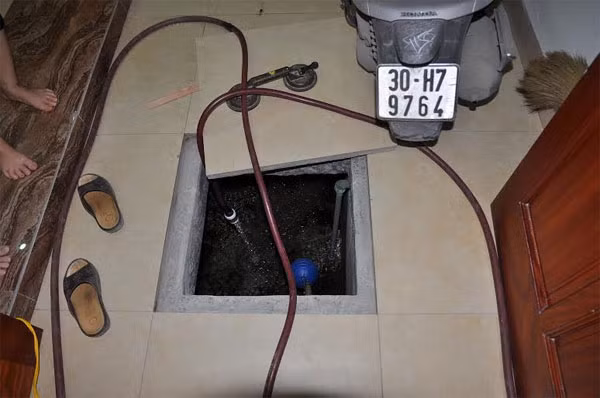 Nước được bơm từ giếng khoan vào bể chứa nước rất bẩn, người dân phải lọc qua nhiều lần mới có thể sử dụng được - Ảnh: Thanh Xuân.
