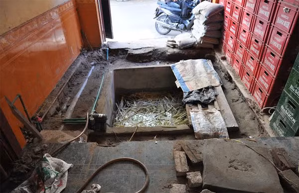 Một số gia đình phải đào xới nền nhà để xây bể chứa nước cũng như khoa giếng - Ảnh: Thanh Xuân.