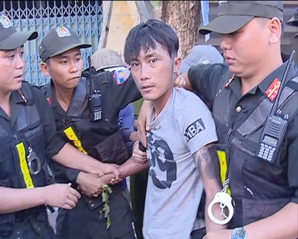 Lực lượng Công an khống chế.