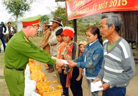 Đại diện lãnh đạo Công an huyện Đắk Pơ tặng quà cho người dân.