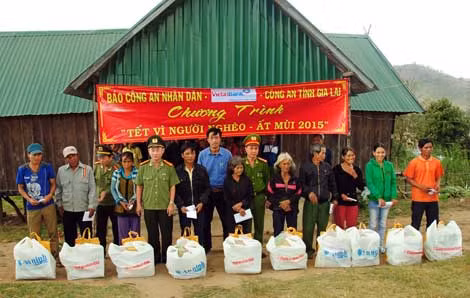 Đoàn công tác từ thiện với người dân.