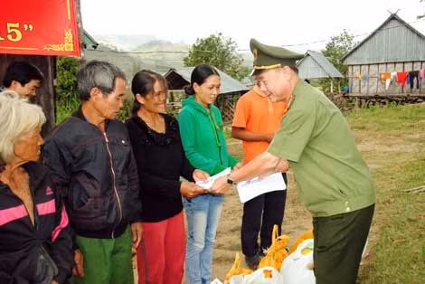 Đại tá Trần Kim Thẩm, Phó tổng biên tập Báo CAND tặng quà cho bà con nghèo tại xã An Thành.