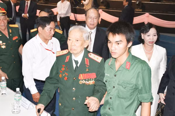 Tham dự lễ kỷ niệm có các Anh hùng LLVTND và cựu chiến binh trong đoàn quân đã tiến vào giải phóng Đà Nẵng. Tham dự lễ kỷ niệm có các Anh hùng LLVTND và cựu chiến binh trong đoàn quân đã tiến vào giải phóng Đà Nẵng.
