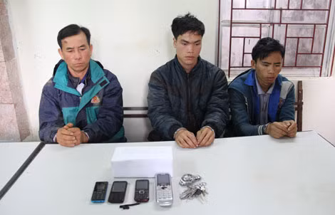 Các đối tượng và tang vật bị thu giữ. Các đối tượng và tang vật bị thu giữ.