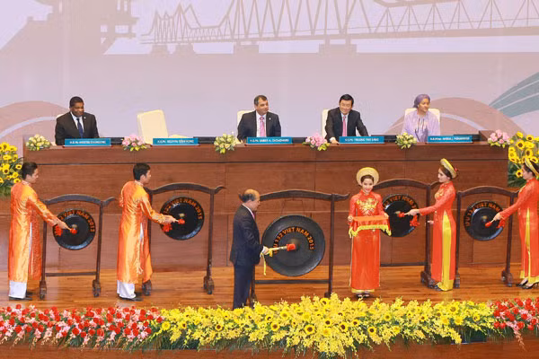 Chủ tịch Quốc hội Việt Nam Nguyễn Sinh Hùng thực hiện nghi thức đánh cồng khai mạc IPU-132. Ảnh: TTXVN.