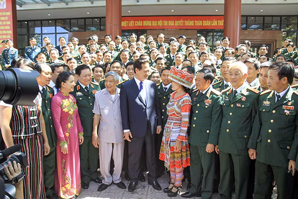 Thủ tướng Nguyễn Tấn Dũng với các đại biểu dự Đại hội Thi đua Quyết thắng toàn quân lần thứ IX.