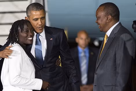 Tổng thống Kenya Uhuru Kenyatta (phải) ra tận sân bay đón Tổng thống Mỹ Barack Obama.
