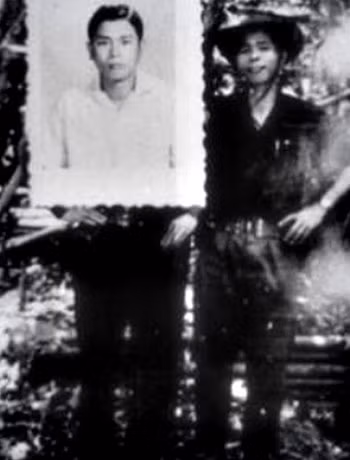 Tấm hình của Thái Khắc Chuyên được B57 đặt vào vị trí của người sĩ quan bộ đội đứng cạnh một chiến sĩ Quân Giải phóng để đối chiếu.