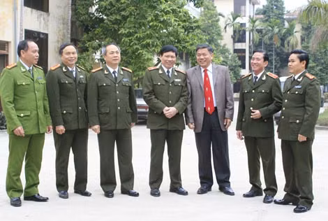 Đại tá Bùi Văn Minh (ngoài cùng bên trái) thời còn công tác.