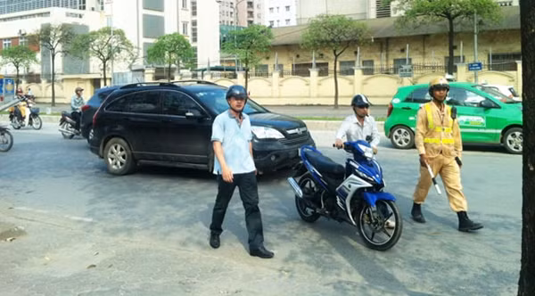 Xe máy vi phạm giao thông được phát hiện qua camera sẽ được lưc lượng chức năng xử lý tại chỗ.