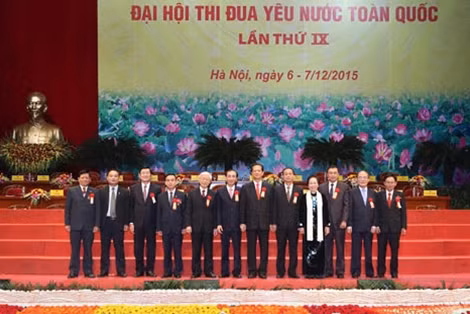 Ông Nguyễn Hồng Điệp chụp ảnh cùng các đồng chí lãnh đạo Đảng, Nhà nước tại Đại hội Thi đua yêu nước.