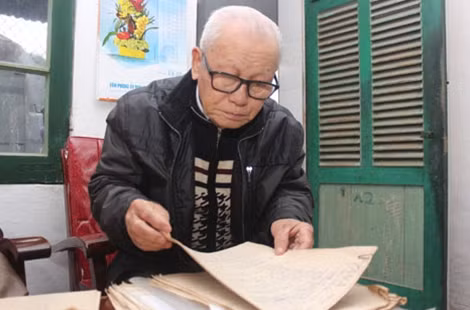 Đại tá Từ Ngọc Anh xem lại tài liệu ghi chép về những chỉ đạo của Bộ trưởng Trần Quốc Hoàn đối với Công an tỉnh Nghệ Tĩnh.