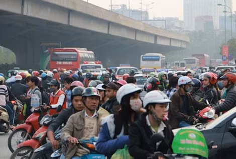 Tại đoạn đường Phạm Hùng gần bến xe Mỹ Đình do lưu lượng xe khách cao dẫn đến ùn tắc.