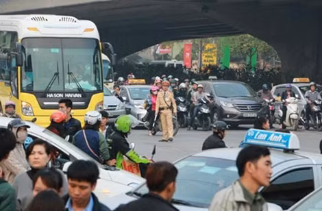 Cảnh sát giao thông, cảnh sát trật tự được huy động tại các nút giao trọng điểm và quanh khu vực bến xe để phân luồng.