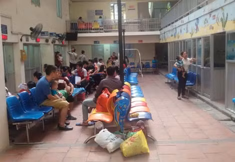 Nhiều bệnh nhân vẫn kiên trì chờ khám ở Bệnh viện Nhi Trung ương.