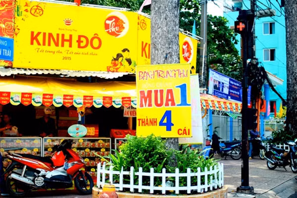 Bánh Trung thu khuyến mãi “mua 1 thành 4”.