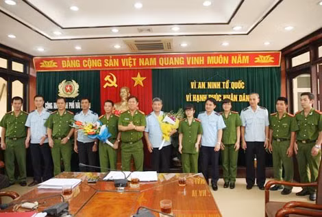 Đại tá Nguyễn Văn Coỏng khen thưởng lực lượng phát hiện, bắt giữ hàng nhập lậu.