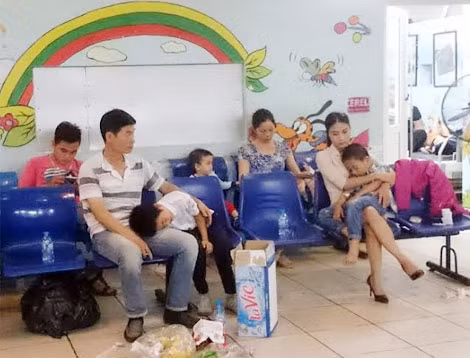 Nhiều phụ huynh học sinh có mặt tại bệnh viện. Sau thời gian được các Y bác sĩ điều trị hầu hết các em học sinh được cho về nhà nghỉ ngơi.