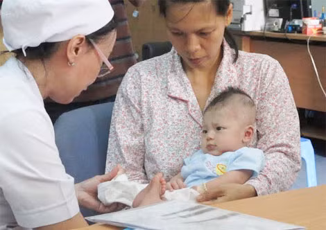 Bé Dương Minh Phát xinh xắn, dễ thương trong vòng tay mẹ ngày tái khám 5/11.