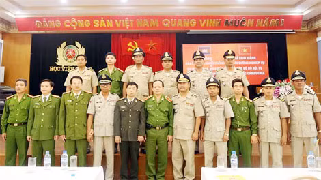 Lãnh đạo Học viện CSND chụp ảnh lưu niệm với các học viên Bộ nội vụ Campuchia.