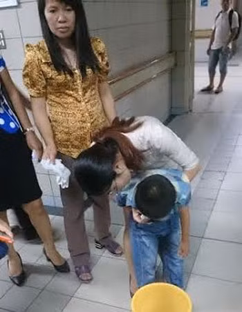 Y bác sĩ sơ cứu cho 1 em học sinh bị ong đốt.