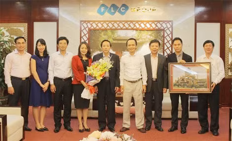Lãnh đạo tỉnh Quảng Bình và Tập đoàn FLC chụp hình lưu niệm sau buổi làm việc.
