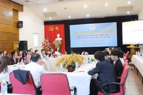 Buổi giao lưu, toạ đàm. Buổi giao lưu, toạ đàm.