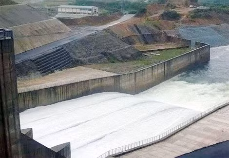 Đập hồ chứa nước Tả Trạch vẫn an toàn và hoạt động xả lũ đúng quy trình. Ảnh chụp sáng 5/11.