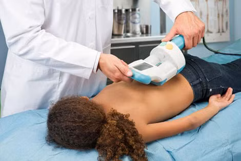 Thanh từ được điều khiển nắn cột sống từ bên ngoài.