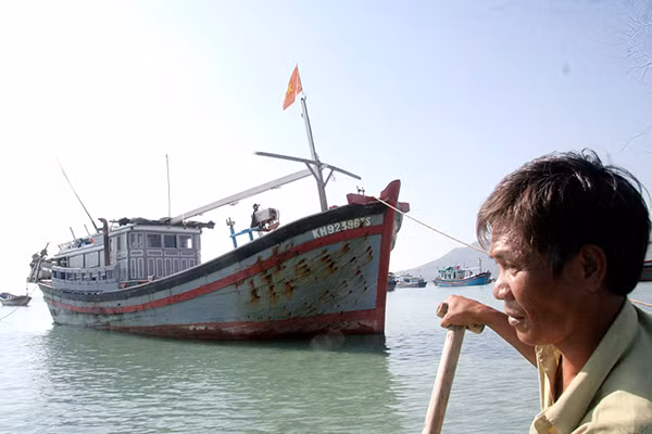 Ông Mai Thành Trung và tàu đánh cá đã về đến vịnh Vân Phong. Ảnh: Thành Long