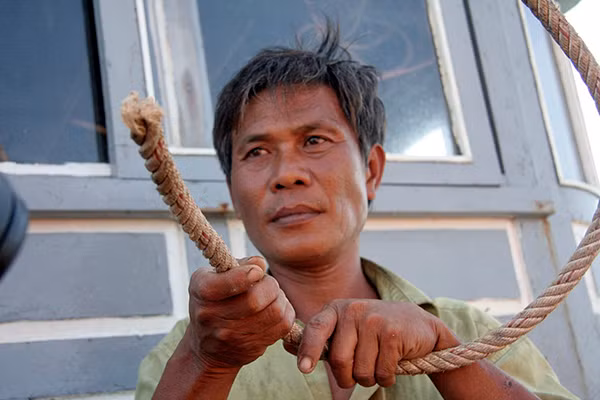 Ông Mai Thành Long với sơi dây thừng đã bị nhóm người Trung Quốc chặt phá. Ảnh: Thành Long.
