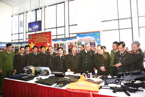 Thứ trưởng Bùi Quang Bền, Thứ trưởng Bùi Văn Thành và các đại biểu tham quan gian trưng bày phương tiện, công cụ phục vụ công tác đảm bảo ANTT.