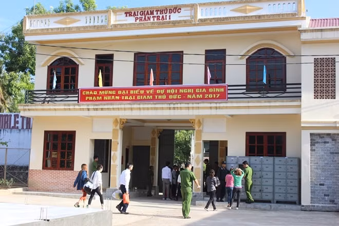 Hội nghị gia đình phạm nhân được truyền trực tiếp cho toàn bộ phạm nhân ở Phân trại 1 của Trại giam Thủ được theo dõi qua màn hình tivi.