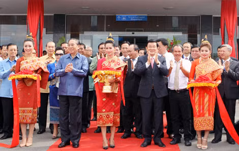 Chủ tịch nước Trương Tấn Sang và Tổng Bí thư, Chủ tịch nước Lào Chummaly Sayasone cắt băng khánh thành sân bay quốc tế Attapeu. Chủ tịch nước Trương Tấn Sang và Tổng Bí thư, Chủ tịch nước Lào Chummaly Sayasone cắt băng khánh thành sân bay quốc tế Attapeu.