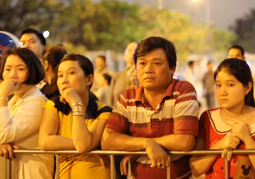 Tuy ông Nguyễn Bá Thanh chưa về, nhưng nhiều người dân Đà Nẵng vẫn ngóng đợi ông ở sân bay đêm 6.1. Ảnh: Vnexpress