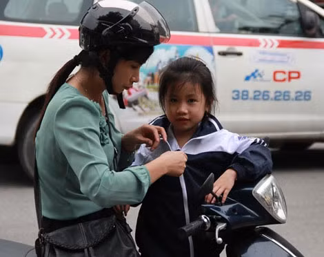 Nhiều bậc phụ huynh khi đón con phải đem theo áo khoác.