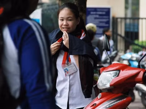 Nhiều học sinh khi tan học ra khỏi trường phải co ro với thời tiết lạnh.