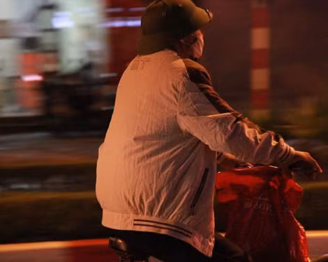 Về đêm, nhiệt độ tiếp tục giảm, kèm theo mưa nên thời tiết lạnh hơn.
