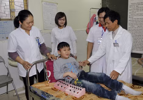 Các y, bác sỹ Phòng khám chữa bệnh nhân đạo, Bệnh viện Đa khoa quận Lê Chân, chăm sóc bệnh nhân.