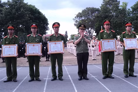 Trung tướng Bùi Quang Bền trao bằng khen cho các tập thể, cá nhân đạt thành tích xuất sắc.