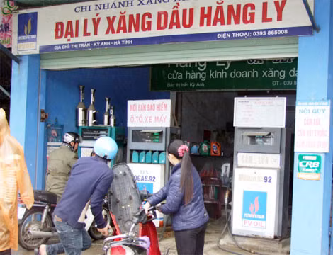 Cửa hàng xăng dầu Hằng Lý vẫn tiếp tục bán hàng dù bị tước giấy phép kinh doanh.