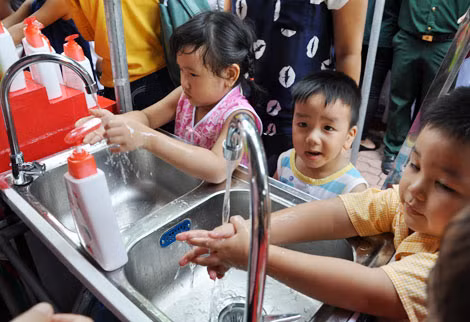 Nhiều trẻ rất vui thích được tham gia gian hàng của Trung tâm Y tế dự phòng để được học rửa tay đúng cách.