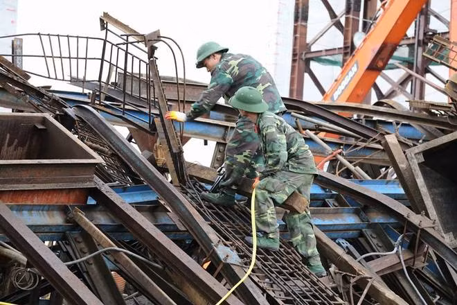 Kết cấu ở tầng trên cùng của giàn giáo. Theo một đại diện của Khu kinh tế của Vũng Áng, các kết cấu rất chắc chắn, việc xảy ra việc này là sự cố ngoài ý muốn. “Đây là vụ tai nạn lao động lớn nhất từ trước tới nay kể từ khi khởi công xây dựng dự án Formosa", vị đại diện nhận định. Kết cấu ở tầng trên cùng của giàn giáo. Theo một đại diện của Khu kinh tế của Vũng Áng, các kết cấu rất chắc chắn, việc xảy ra việc này là sự cố ngoài ý muốn. “Đây là vụ tai nạn lao động lớn nhất từ trước tới nay kể từ khi khởi công xây dựng dự án Formosa", vị đại diện nhận định.