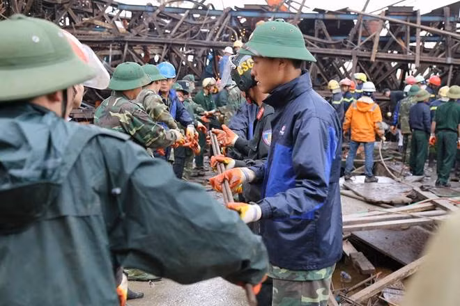 Do trời mưa gió nên công tác cứu hộ rất khó khăn. Anh Kiên, một công nhân cứu hộ được tăng cường từ các xã ở huyện Kỳ Anh cho hay, lúc anh vừa đi làm về thì nghe thông báo có tai nạn lao động ở Vũng Áng, chưa kịp nghỉ ngơi thì đã phải tức tốc tới hiện trường. “Tôi chỉ kịp nuốt vội ổ bánh mì trong giờ giải lao, giờ chỉ mong cứu hộ được các nạn nhân càng sớm càng tốt”, anh nói. Do trời mưa gió nên công tác cứu hộ rất khó khăn. Anh Kiên, một công nhân cứu hộ được tăng cường từ các xã ở huyện Kỳ Anh cho hay, lúc anh vừa đi làm về thì nghe thông báo có tai nạn lao động ở Vũng Áng, chưa kịp nghỉ ngơi thì đã phải tức tốc tới hiện trường. “Tôi chỉ kịp nuốt vội ổ bánh mì trong giờ giải lao, giờ chỉ mong cứu hộ được các nạn nhân càng sớm càng tốt”, anh nói.