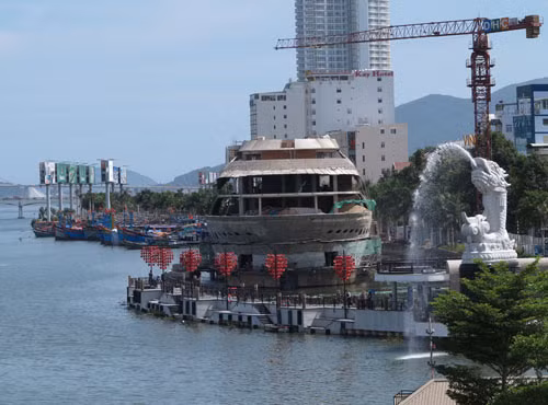 Bến du thuyền kết hợp nhà hàng- cà phê ở bờ Đông Sông Hàn gây ảnh hưởng xấu đến cảnh quan dòng sông. Bến du thuyền kết hợp nhà hàng- cà phê ở bờ Đông Sông Hàn gây ảnh hưởng xấu đến cảnh quan dòng sông.