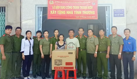 Phòng Cảnh sát PCTP về môi trường Công an TP Cần Thơ bàn giao nhà tình thương và tặng quà cho hộ nghèo ở Hậu Giang.