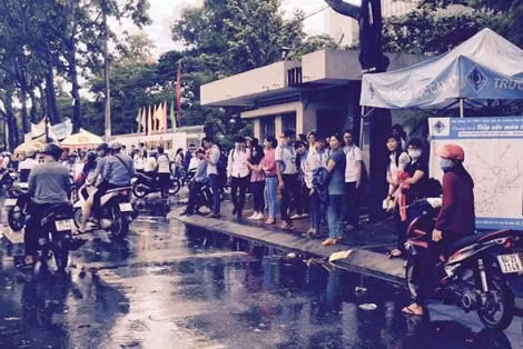 TS đợi phụ huynh đến đón tại Cụm thi Trường ĐH Cần Thơ. TS đợi phụ huynh đến đón tại Cụm thi Trường ĐH Cần Thơ.